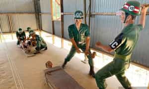 囚犯被夹在两块木板之间，士兵们用锤子敲打，造成疼痛