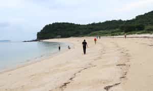 Bãi tắm trên đảo có hình cánh cung trải thảm cát trắng mịn.