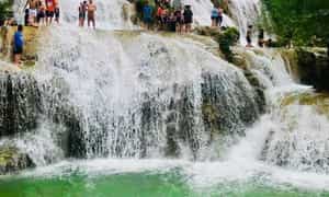 친구들과 함께 문 폭포(Moon Waterfall)에서 목욕하고 수영하도록 서로 초대하세요.