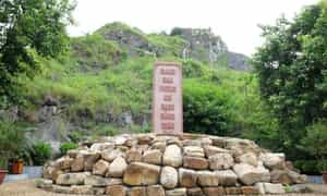 无论你走到哪里，只要呆在Bach Dang Giang的校园里，你都会很容易看到山、森林、绿树覆盖了整条路。