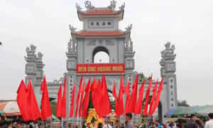 沉浸在寺庙节日的热闹气氛中。