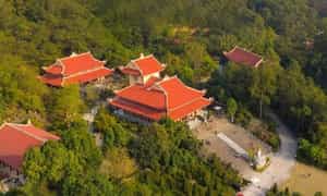 Truc Lam Tue Duc Zen 수도원은 Hinh Nhan 산 모양으로 지어졌습니다.
