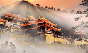 晨露下的禅寺美景