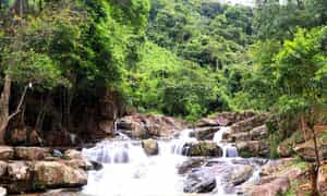 Thác Lang Cang Ba Chẽ có địa hình thoải, không dốc đứng như đa số các thác nước