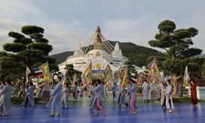 大坛城佛塔为金刚乘建筑风格，高29m