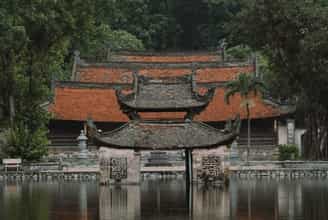 Beyond the Gates: Immersing in the Spiritual Splendor of Chua Thay