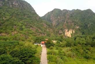 Động Hoa Lư: Vẻ Đẹp Thiên Nhiên &amp; Những Câu Chuyện Lịch Sử Vẫn Được Kể Từ Hàng Thế Kỷ
