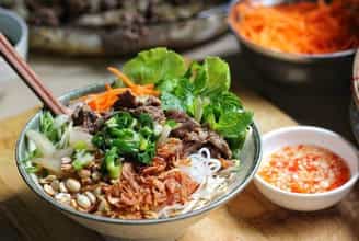 Cách làm bún thịt xào kiểu miền Tây cho ngày mưa