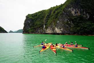 Chèo Kayak Tại Vịnh Lan Hạ: Cơ Hội Thưởng Thức Cảnh Sắc Tự Nhiên Tuyệt Vời