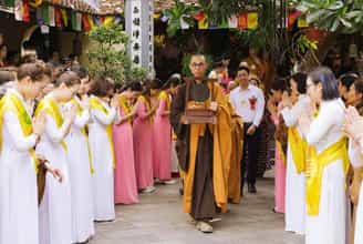 Lắng Nghe Hồn Hà Nội Qua Mỗi Bước Chân Tại Chùa Vạn Niên