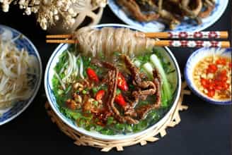 Thưởng Thức Miến Lươn Bà Phấn – Đặc Sản Ninh Bình Trong Từng Sợi Miến
