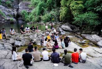 Thử một ngày “lạc” giữa núi rừng tại YesHue Eco