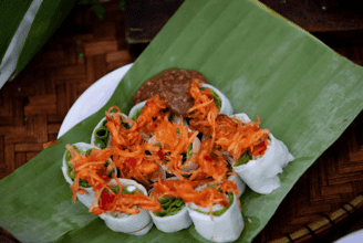 Đến Huế Nhất Định Phải Thử Món Bánh Cuốn Tôm Chua Thơm Ngon