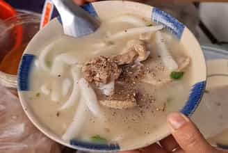 Món Bánh Canh Bột Xắt Vịt Xiêm: Nét Tinh Tế Từ Sợi Bột Thủ Công Khéo Léo