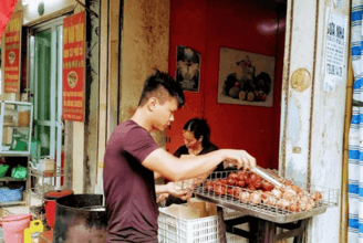 Bánh Rán Mật Đường 52 Hàng Chiếu: Hương Vị Tuổi Thơ Gói Trọn Ba Thập Kỷ.