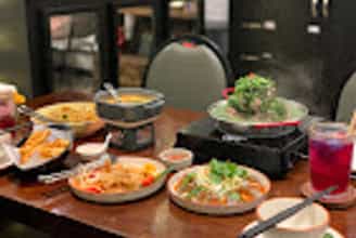 在 TukTuk Bistro 横扫菜单,尽享浓郁草本泰味!