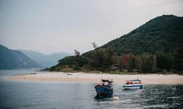 Tắm biển, chèo sup tại ‘đảo khủng long’ Hòn Nưa