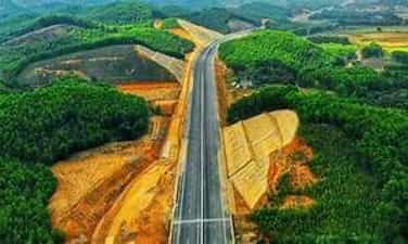 Mê mẩn rừng cao su xanh mướt ôm trọn cao tốc Dầu Giây - Phan Thiết