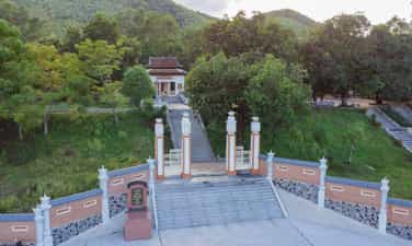 麦春上墓