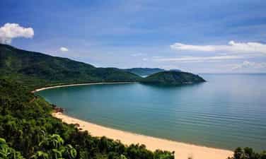 Hoang sơ vịnh Nam Chơn bên cung đèo ven biển đẹp nhất thế giới