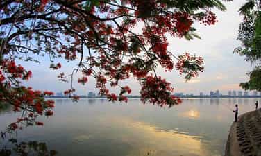 Sớm thu ở Hồ Tây.