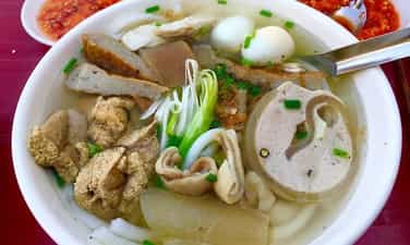 Du Lịch Ẩm Thực: Quán Bánh Canh Bà Thừa Nha Trang Ngon Khó Cưỡng Với Cá Thu Dầm Và Các Loại Chả Cá.