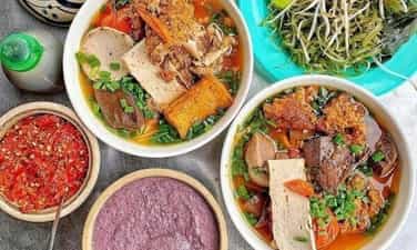 太美味了，你必须站着去河内 Hang Bac 老城区吃 Bun Rieu #hnp