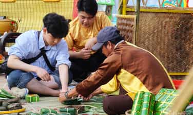 Khách quốc tế thích thú ăn mứt Tết, tự tay gói bánh chưng tại bãi biển Đà Nẵng