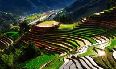 前往西部和东北高地,探寻泼水季节