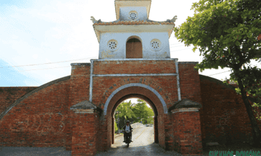 Ngắm thành cổ hơn 200 năm tuổi bên dòng Nhật Lệ