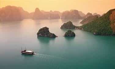 Ngắm Vịnh Hạ Long - di sản thiên nhiên thế giới đẹp mê trên báo Tây