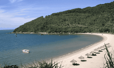 Những bãi biển hoang sơ khiến du khách say đắm khi đến với Quảng Ngãi