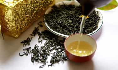 Giang Yen Bai 스트림의 고대 SHHAN TIet 나무