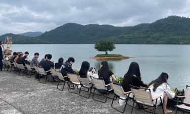 Giới trẻ đổ xô săn ảnh bên ‘cây cô đơn’ ở Quảng Nam