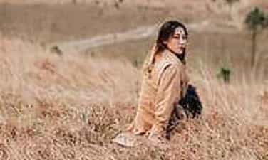 草が燃える季節に鳳凰峰の詩的な美しさを発見