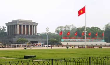 巴亭广场:民族自豪感