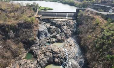 芒洋古代岩の急流