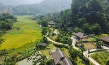 返回河江西部宁静的村庄 Khun