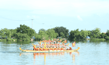 Traditional swimming festival of Yen Duyen village