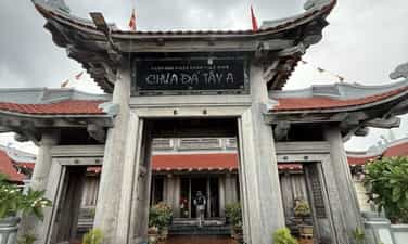 The Alluring Beauty of Da Tay Pagoda Amidst the Spratly Islands' Expansive Ocean