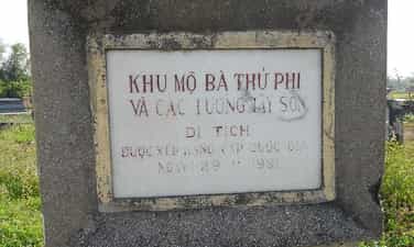 The tomb of King Quang Trung's concubine and Tay Son generals