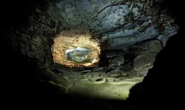 トゥン・バッハ・ゴック岩の洞窟