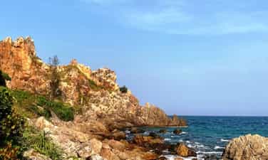 Bình Định's Majestic Dragon Cliff: A Stunning Seaward Stretch That's a Top Spot for Iconic Travel Photos