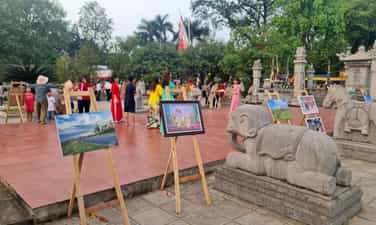 Lễ hội đền Hát Môn (Hà Nội)