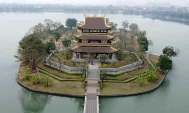 Chùa Vàng – ngôi chùa nằm giữa hồ nước ở Ninh Bình
