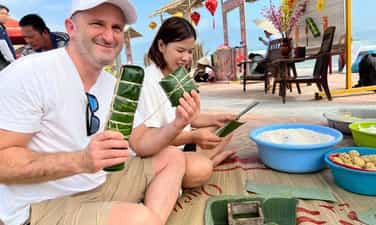International Travelers Delight in Savoring Tet Jams and Hand-Wrapping Bánh Chưng on Đà Nẵng Beach.