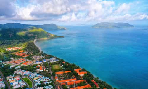 What is attractive about traveling to Con Dao?