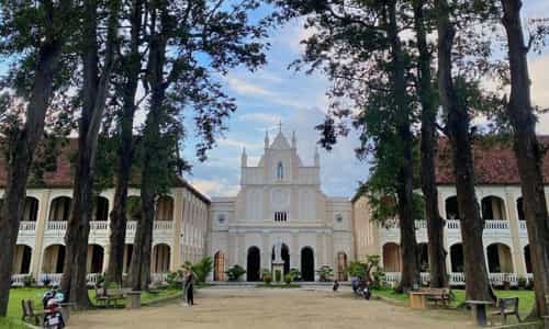 Chiêm Ngưỡng Kiến Trúc Gothic Tinh Tế Tại Nhà Thờ Làng Sông