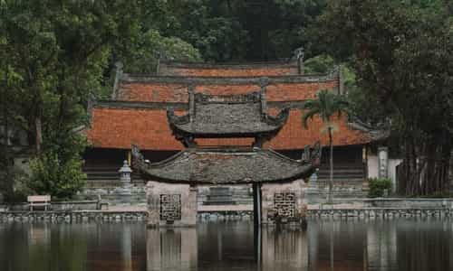 Beyond the Gates: Immersing in the Spiritual Splendor of Chua Thay