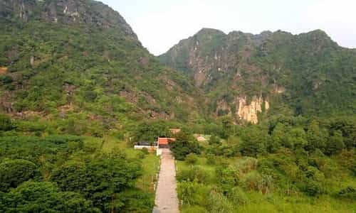 Động Hoa Lư: Vẻ Đẹp Thiên Nhiên & Những Câu Chuyện Lịch Sử Vẫn Được Kể Từ Hàng Thế Kỷ